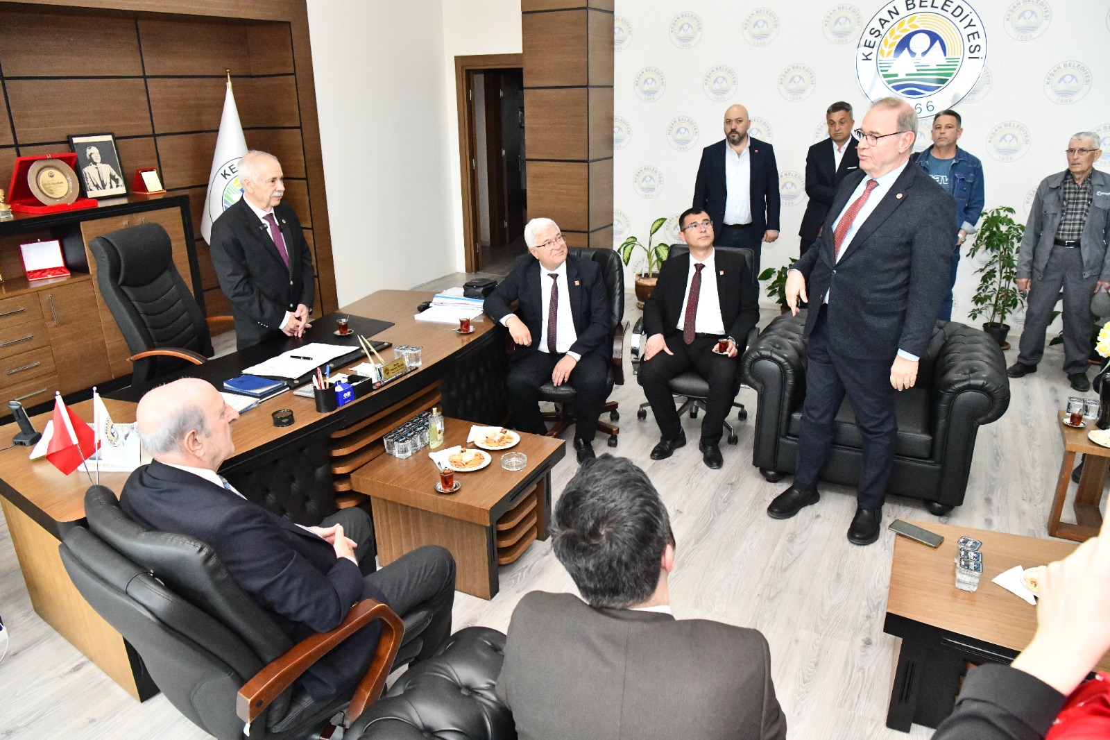 Keşan Belediye Başkanı Mehmet Özcan, Cumhuriyet Halk Partisi heyetini belediyede ağırladı.